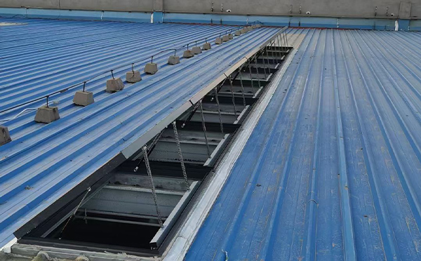 某城市大型商业综合体中庭高昌排烟窗工程